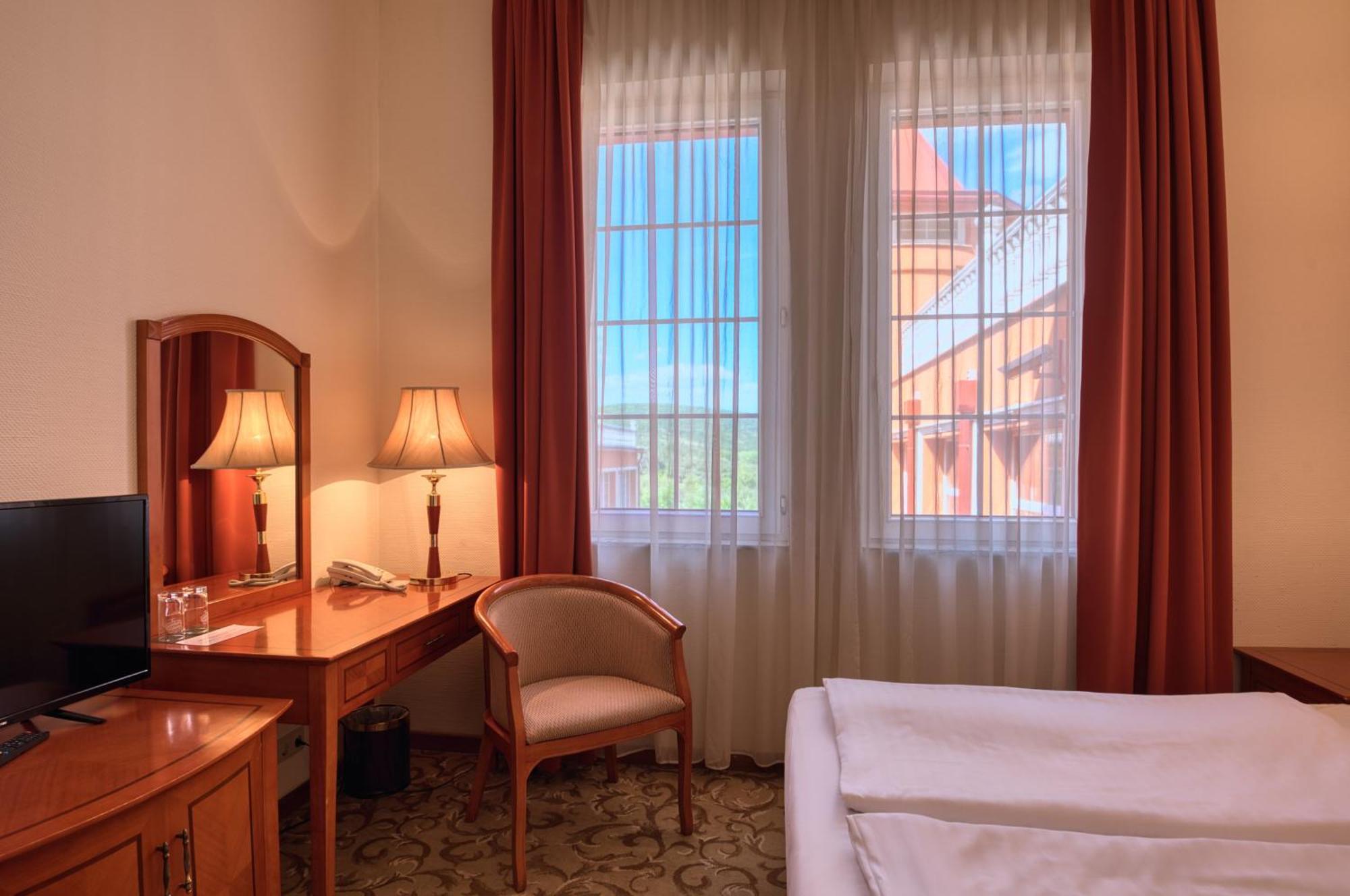 Hotel Bellevue Эстергом Экстерьер фото