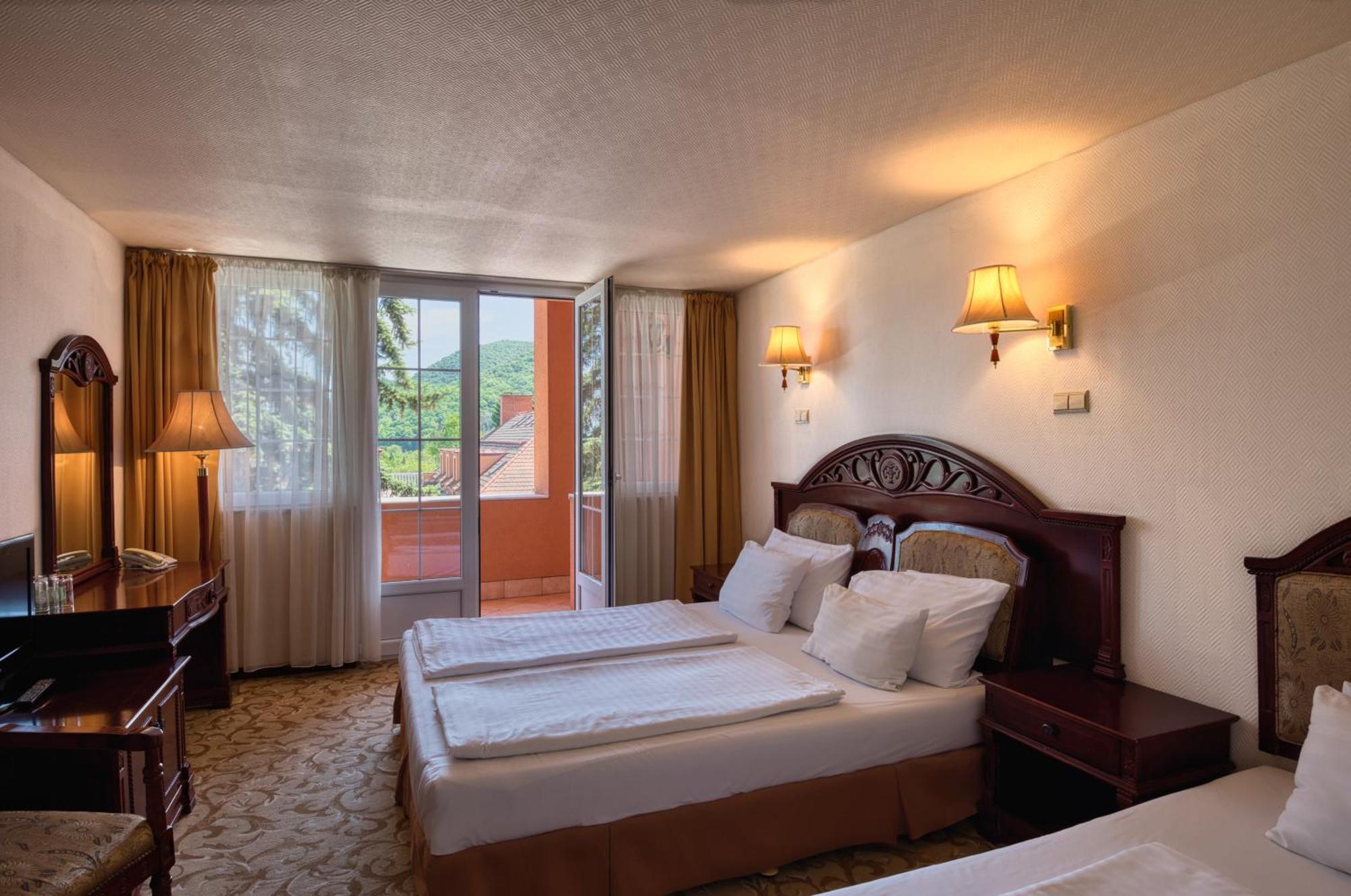 Hotel Bellevue Эстергом Экстерьер фото