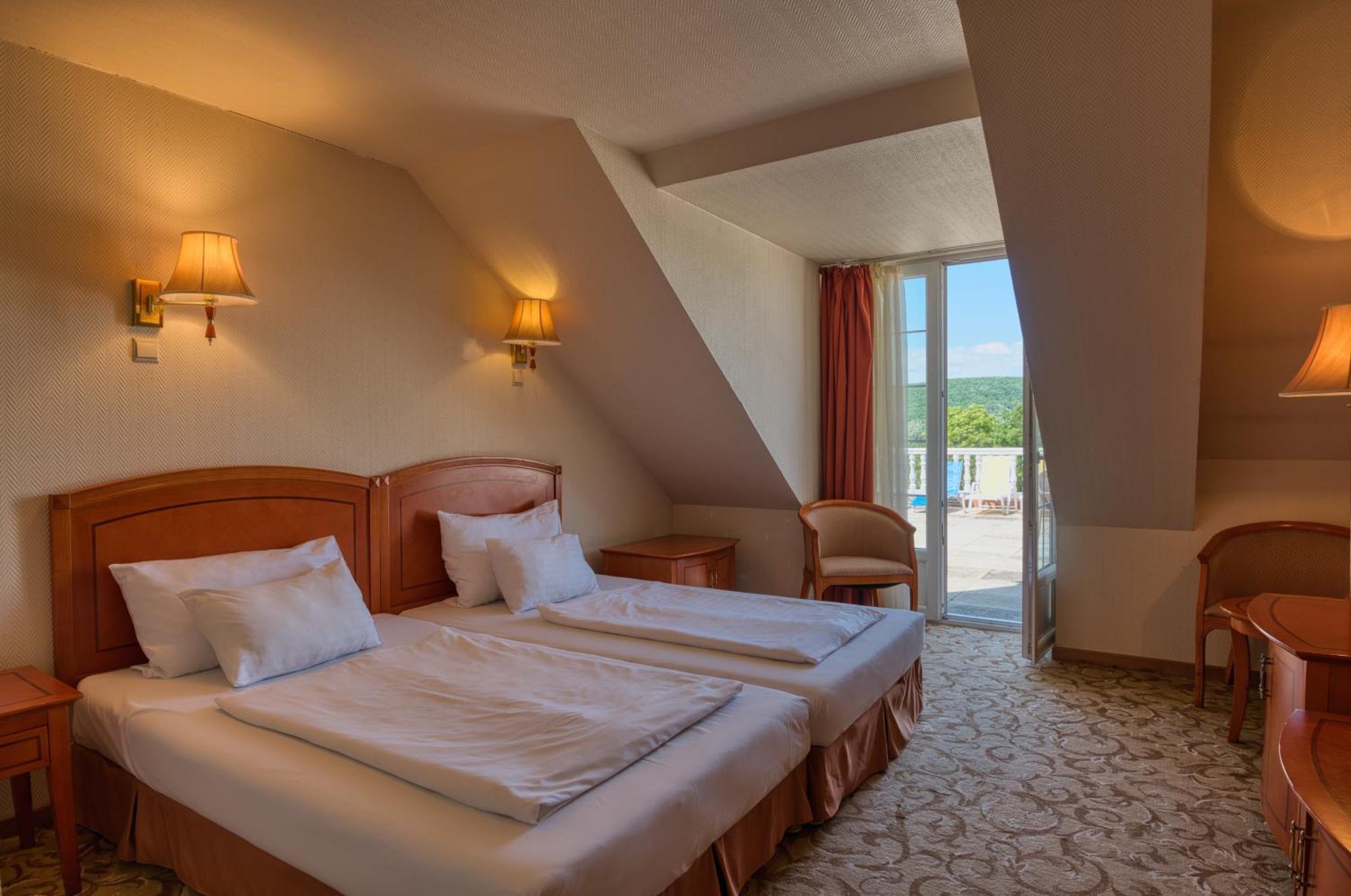 Hotel Bellevue Эстергом Экстерьер фото