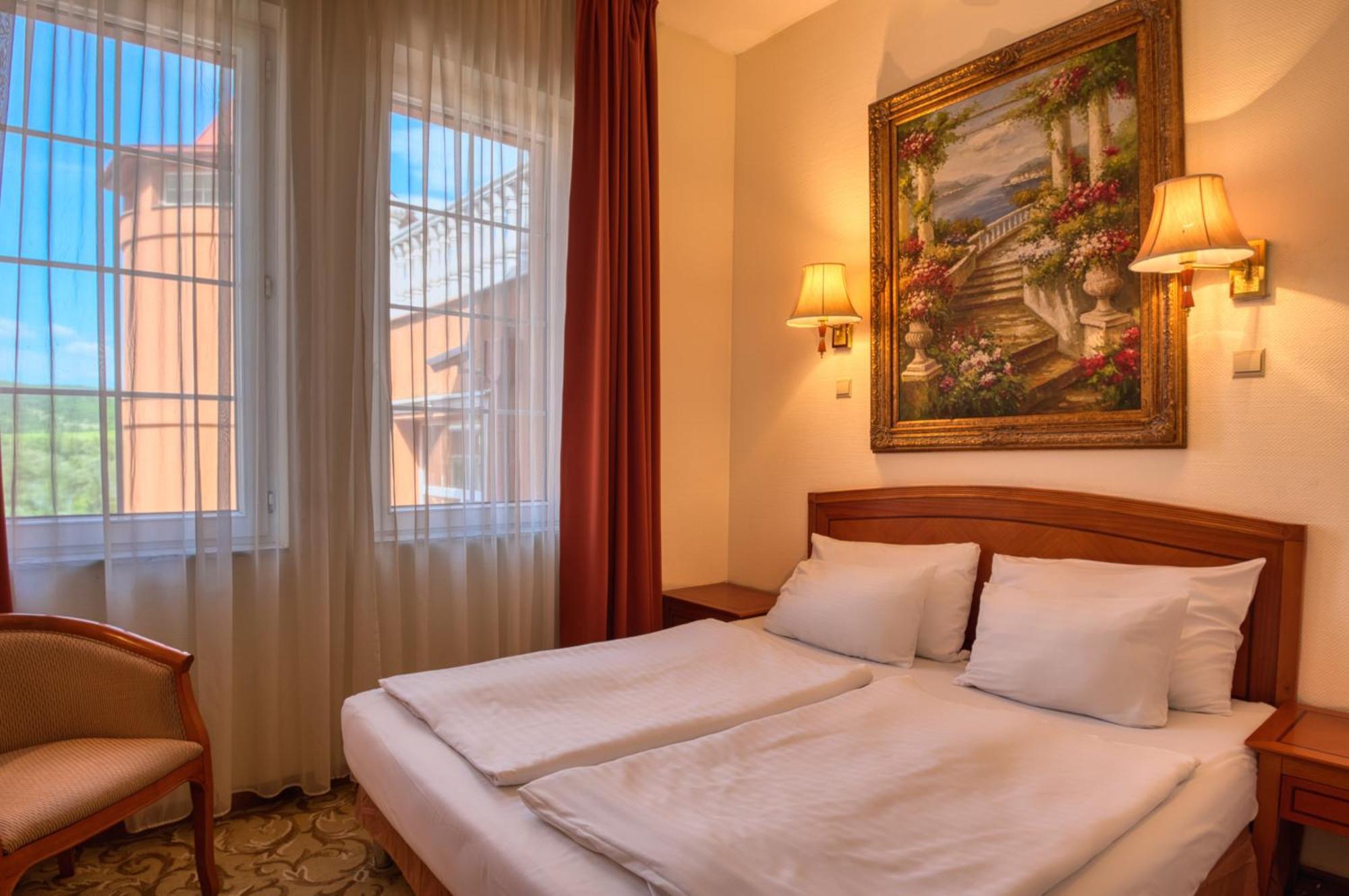 Hotel Bellevue Эстергом Экстерьер фото