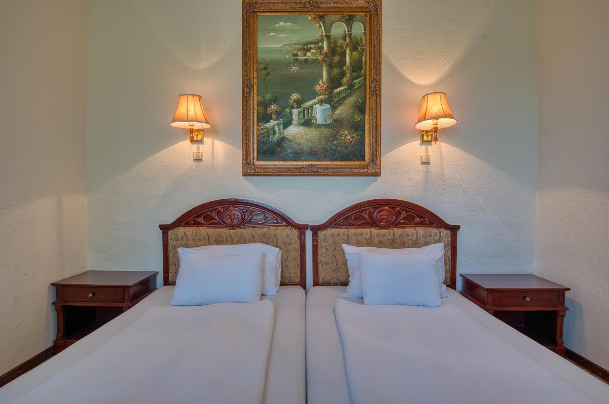 Hotel Bellevue Эстергом Экстерьер фото