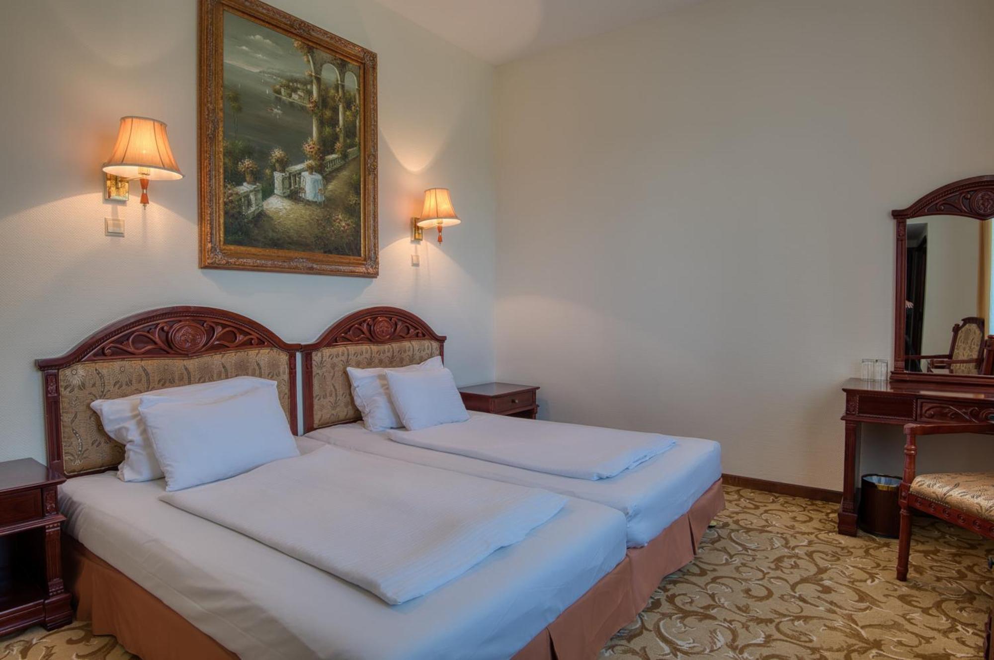 Hotel Bellevue Эстергом Экстерьер фото