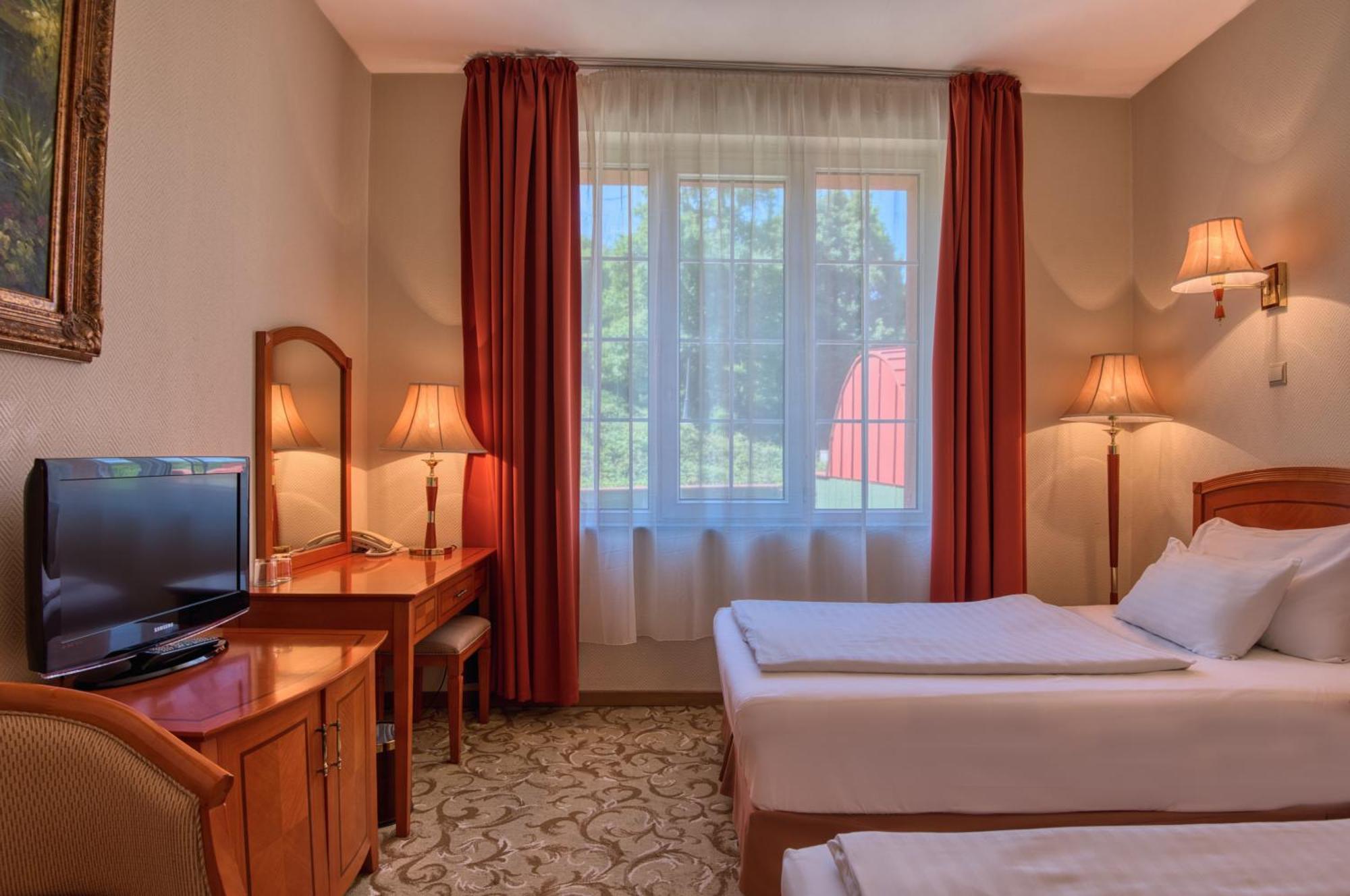 Hotel Bellevue Эстергом Экстерьер фото