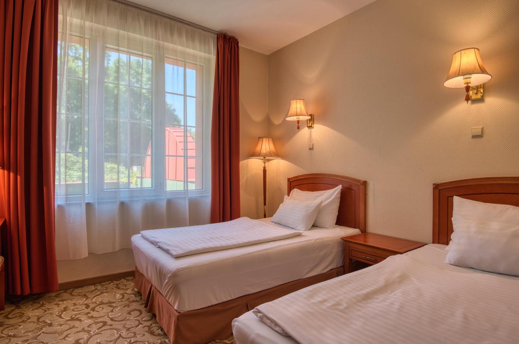 Hotel Bellevue Эстергом Экстерьер фото