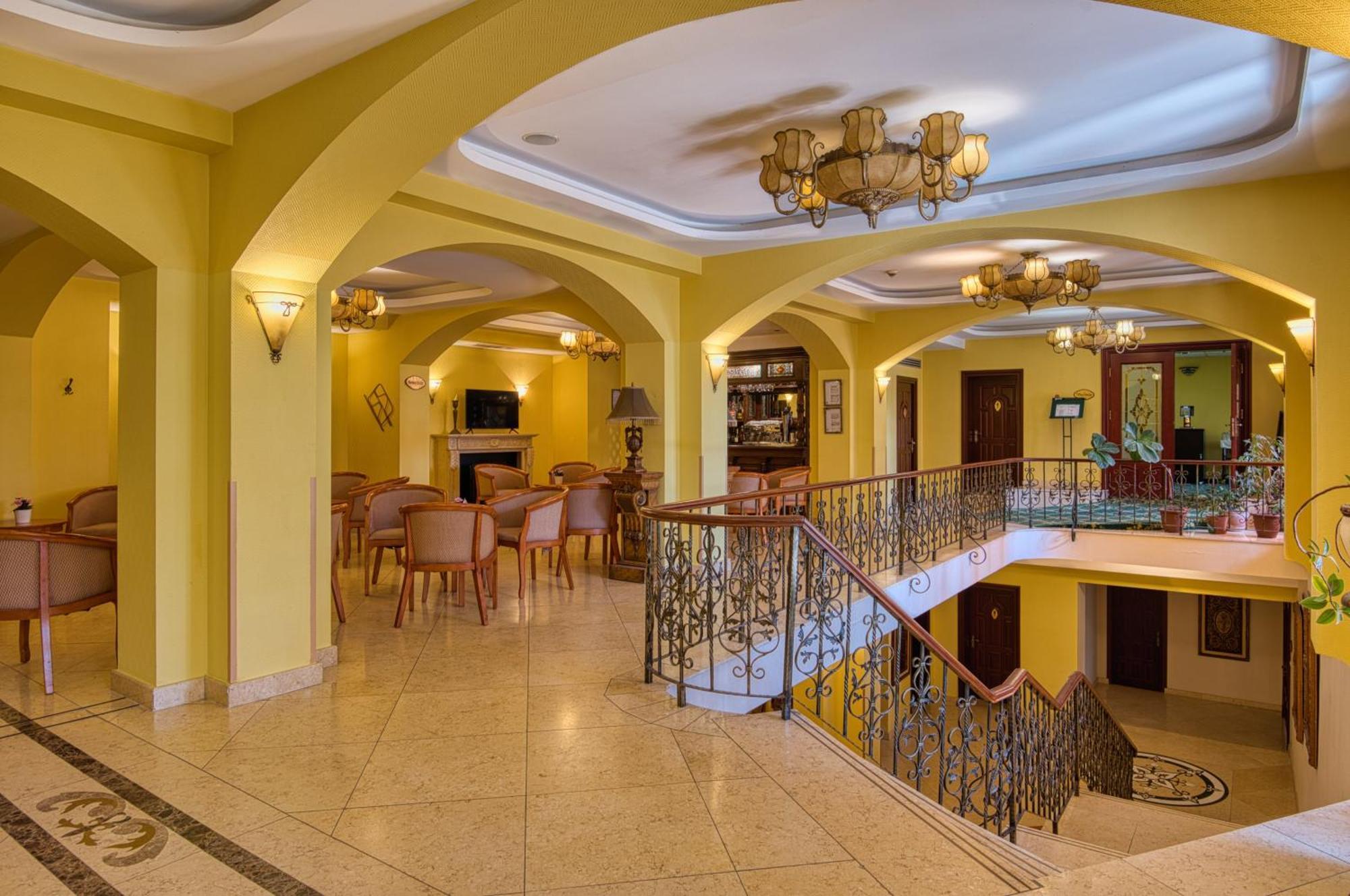 Hotel Bellevue Эстергом Экстерьер фото